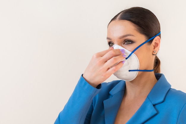 Femme portant un masque facial