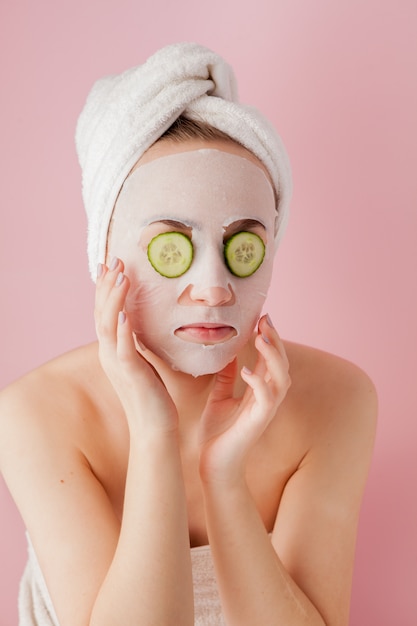 Femme portant un masque hydratant