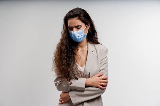 Femme portant un masque médical isolé sur fond blanc