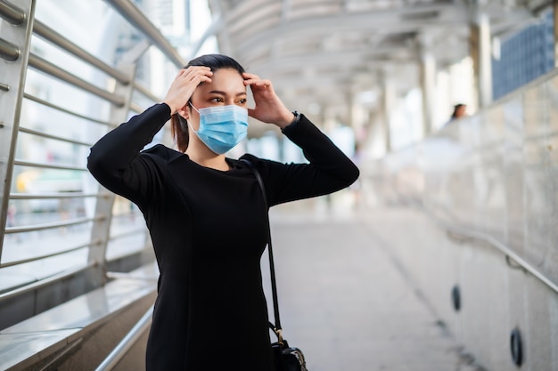 femme portant un masque médical