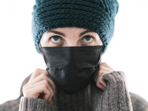 Une femme portant un masque pour prévenir la maladie