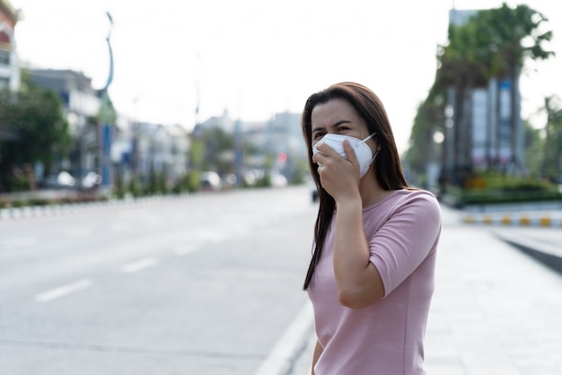 Femme portant un masque protecteur pour le coronavirus et les combats de l'après-midi 2.5