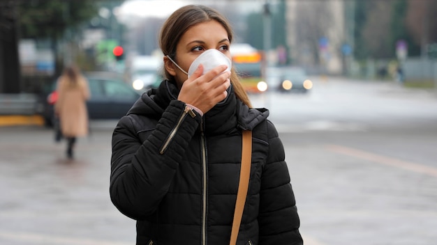 Femme portant un masque protecteur pour la propagation du virus de la grippe, protection contre les virus et les maladies grippales