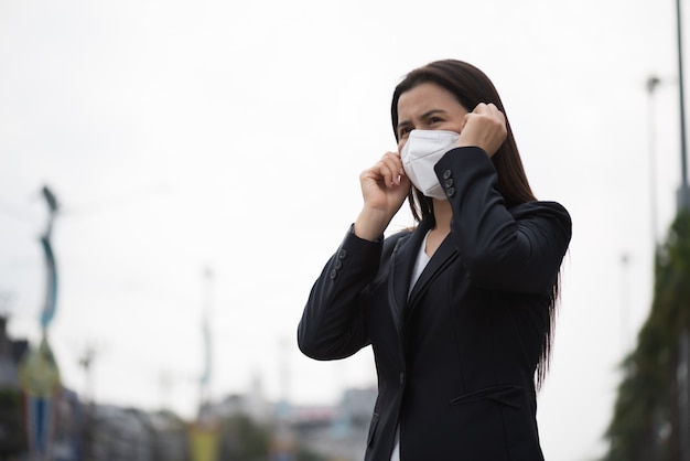 Femme portant un masque protecteur et de la toux, Coronavirus et pm 2,5 combats