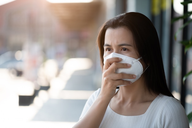 Femme portant un masque protecteur et une toux, préparez-vous à combattre les coronavirus