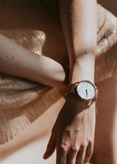 Femme portant une montre-bracelet en or rose