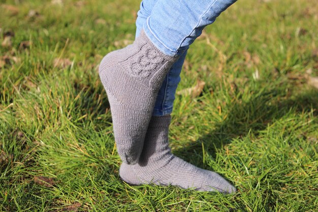 une femme portant une paire de jeans bleus avec un dessin sur le bas