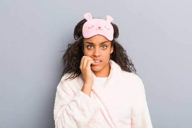 Femme portant un pyjama et un masque de sommeil