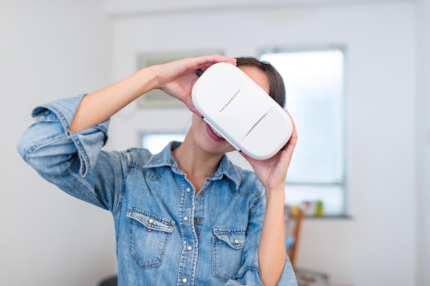 Femme portant avec réalité virtuelle à la maison