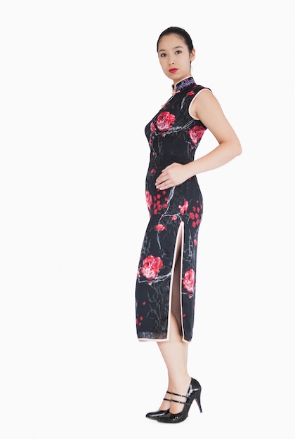 Femme portant une robe asiatique traditionnelle