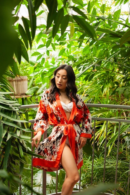 Femme portant une robe d'été légère sur un complexe tropical