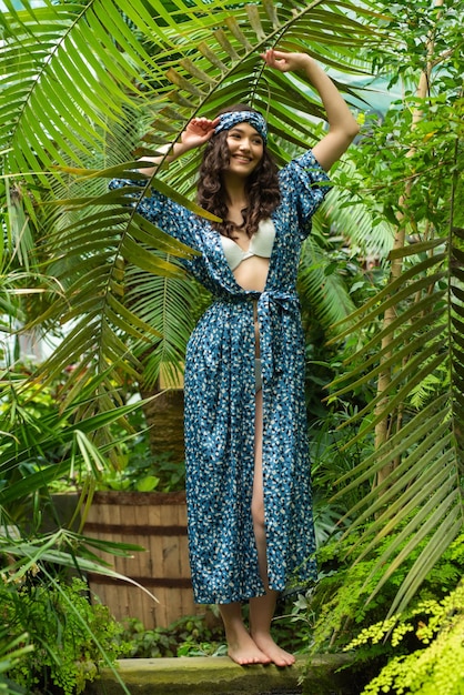 Femme portant une robe d'été légère sur un complexe tropical