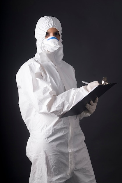 Femme portant une robe de protection contre le virus Ebola ou le virus pandémique