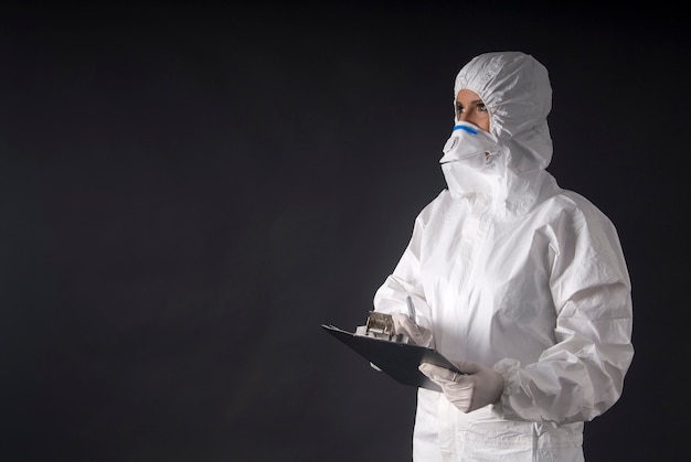 Femme portant une robe de protection contre le virus Ebola ou le virus pandémique