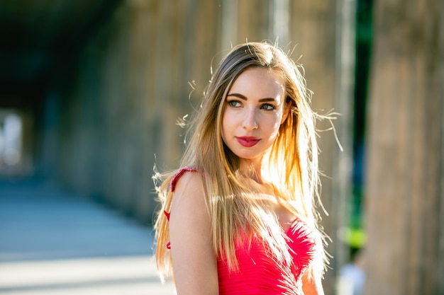 Une femme portant une robe rouge alors qu'elle se tient dans le couloir