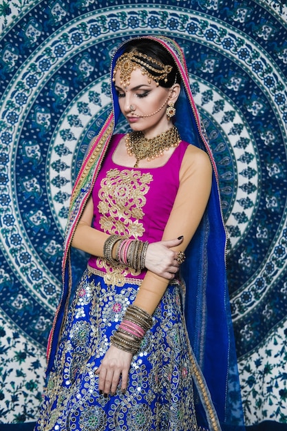 Femme portant une robe sari indienne avec des bijoux