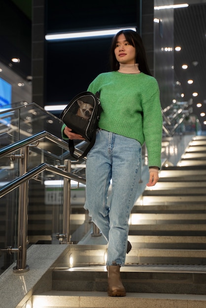 Femme portant son animal de compagnie dans le métro