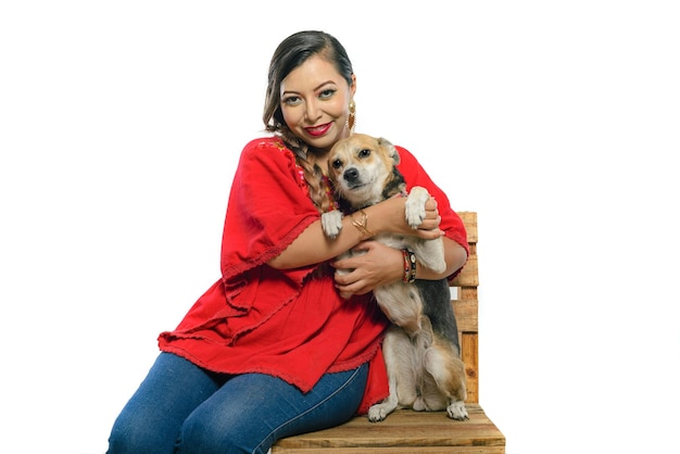 Femme portant son chien dans ses bras Fond blanc