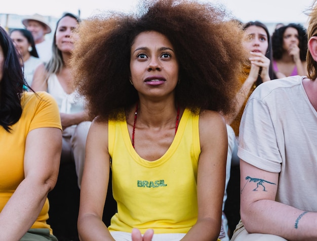 Femme portant un t-shirt brésilien tendu pendant le match de l'équipe nationale