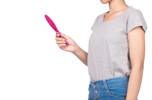 femme portant un t-shirt gris blanc, un jean tenant un miroir isolé sur fond blanc