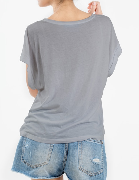 Photo femme portant un t-shirt gris et un jean déchiré court sur blanc