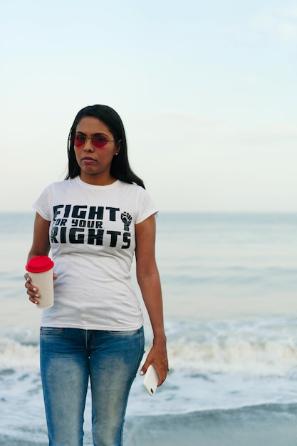 Femme Portant Un T-shirt Avec Un Message Positif.