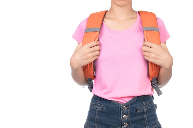 femme portant un t-shirt rose vierge, un jean et un sac à dos isolé sur fond blanc.