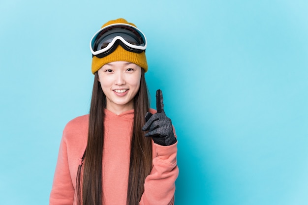 Femme portant des vêtements de ski en studio