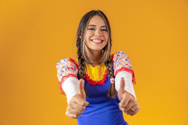 Femme portant des vêtements typiques pour la Festa Junina Thumb up Positif affirmatif