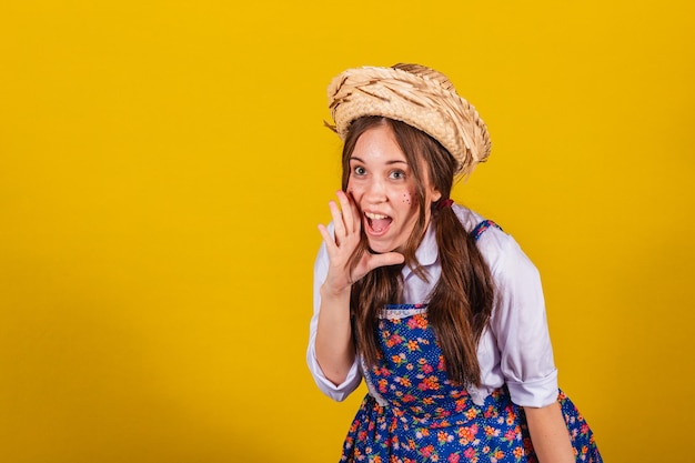 Femme portant des vêtements typiques pour la publicité de réduction de la promotion Festa Junina Screaming