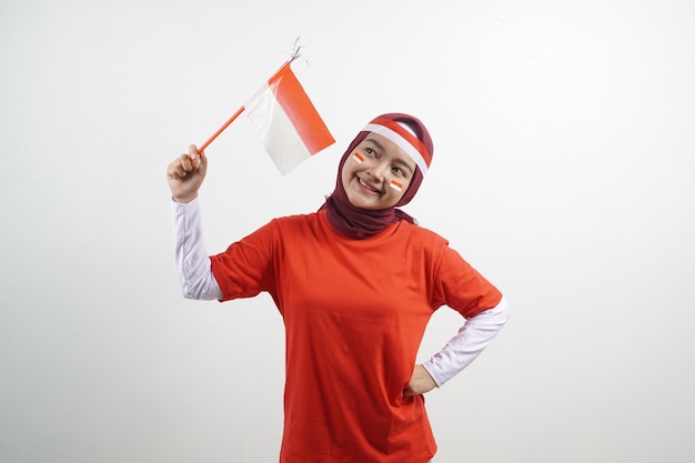 Photo la femme porte un t-shirt est le jour de l'indépendance indonésienne avec le drapeau de maintien