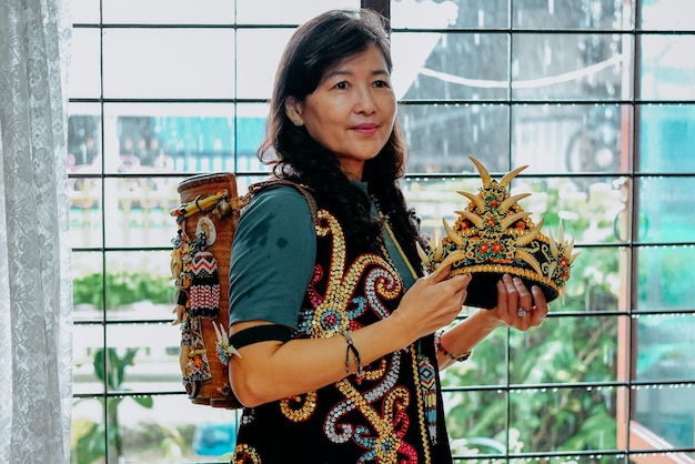 Photo une femme porte des vêtements traditionnels.