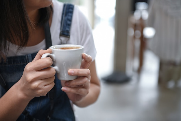 Femme, porter, bavoir, café, deux mains