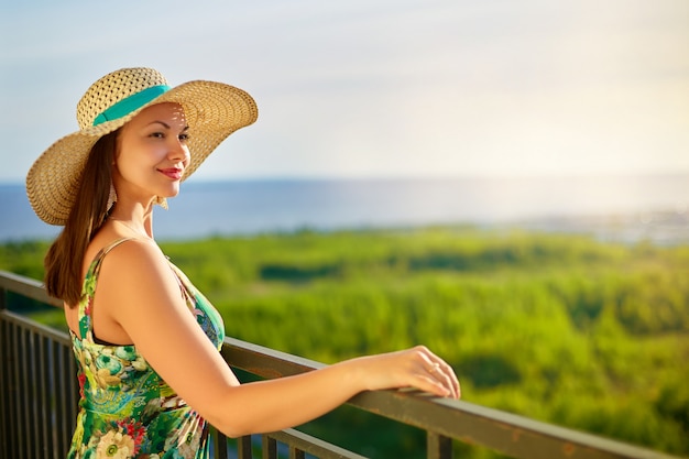 Femme, porter, chapeau, regarder, mer