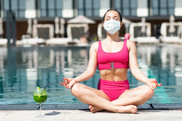 Femme, porter, masque, piscine