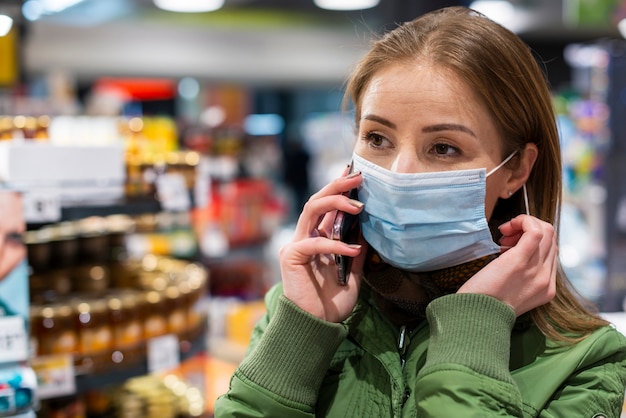 Femme, porter, masque, supermarché