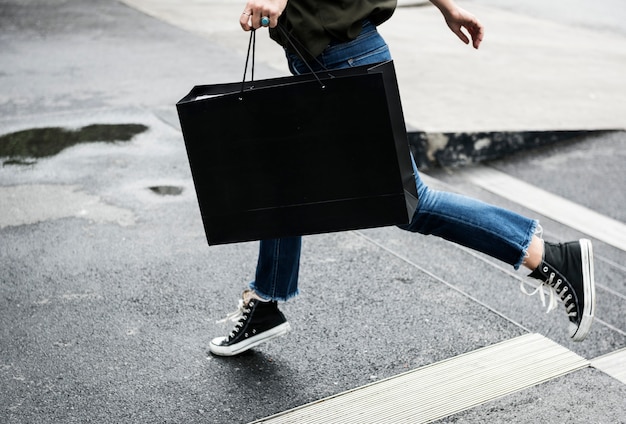 Femme, porter, sac à provisions