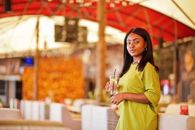 Femme, porter, vert, vêtements été, tenue, verre