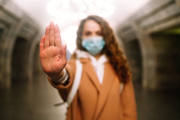 Femme, portez un masque facial, protégez-vous de l'infection par le virus, de la pandémie, de l'épidémie et de l'épidémie de maladie dans la ville de quarantaine.