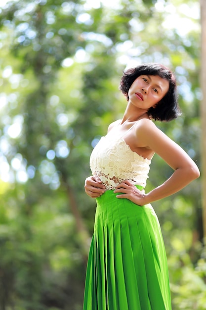 Femme de portrait dans la forêt verte. Femme asiatique en thailande