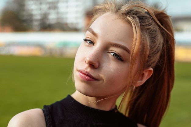 Femme posant au stade de football