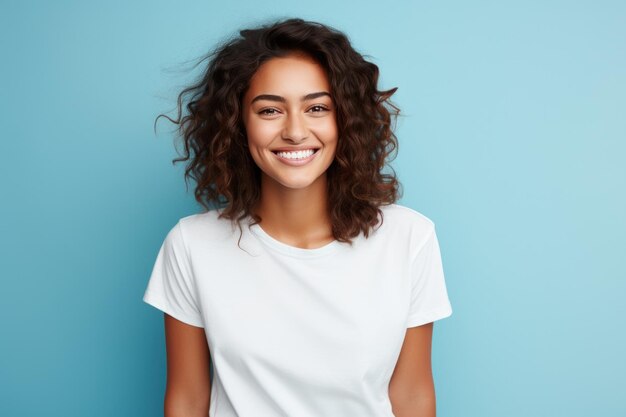 Femme posant avec les bras croisés sur fond bleu