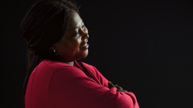 Femme posant avec les bras croisés pour la photo