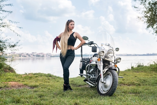 femme posant avec casque et moto