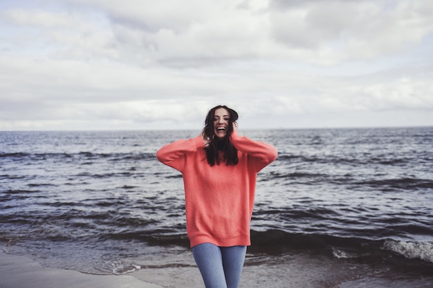 femme posant sur la côte de la mer.