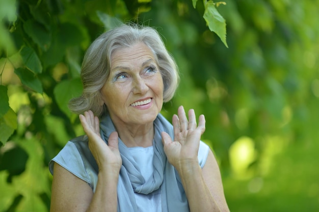 Femme posant dans le parc de l&#39;été