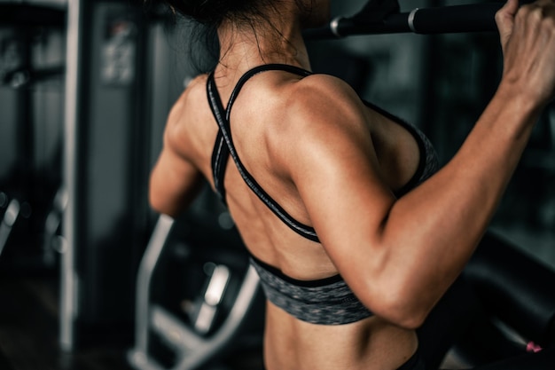 Femme posant dans la salle de fitness.