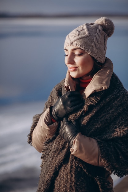 Femme posant en hiver au bord du lac