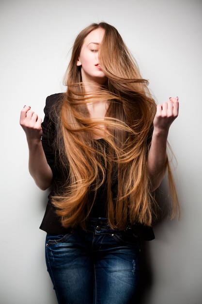 femme posant avec de longs cheveux qui coule