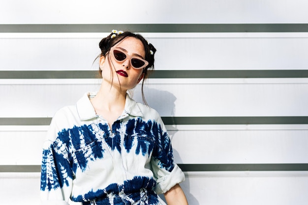 Photo femme posant avec des lunettes de soleil